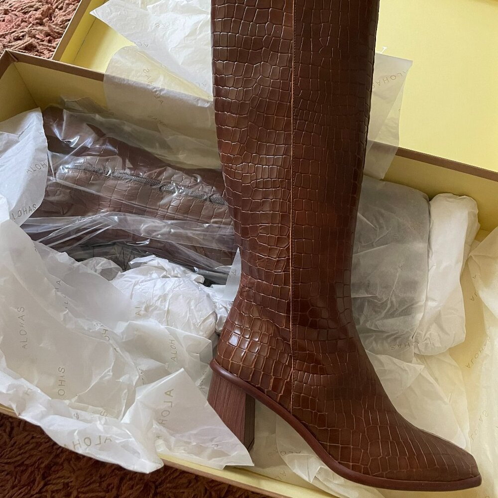 Brand New East Croco Brown Leather Alohas Size 5